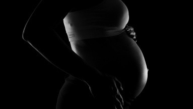 Menor de 13 años muere tras dar a luz a su bebé: Riesgos del embarazo adolescente