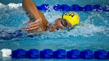 La natación puede ser practicada por cualquier persona solo hay que proteger la vista