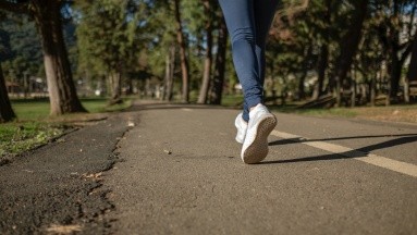 Caminar:  Una actividad sencilla y saludable con multiples beneficios