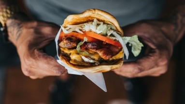 El abuso de comida rápida está relacionado con enfermedades hepáticas como cirrosis, según estudio