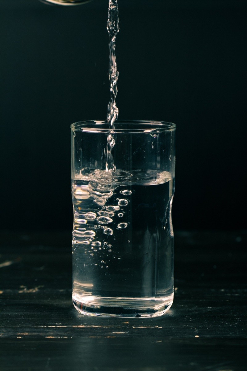 A veces el agua embotellada si pasa mucho tiempo sin consumir puede cambiar su sabor u olor. Foto de Ray Piedra en Pexels. 