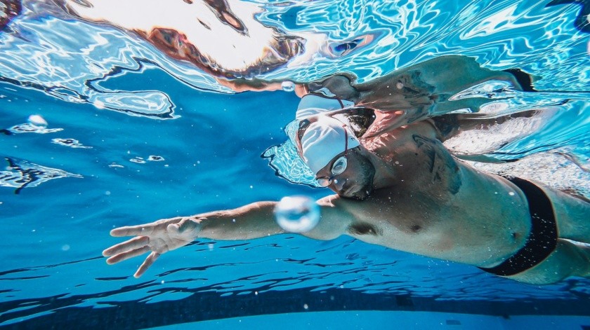 En el agua, quema calorías mientras disfrutas de un ejercicio refrescante y de bajo impacto para perder peso.(Kimdel Media)