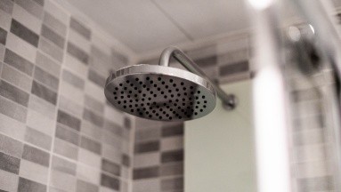 ¿Por qué lavar la cabeza de la ducha es importante para la salud?