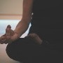 3 Posturas de yoga que pueden aliviar el estreñimiento, según estudio