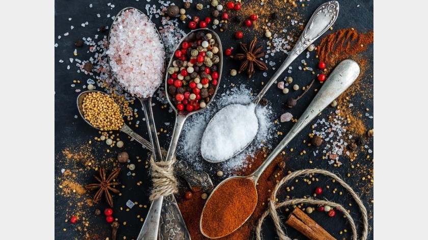 Lo más recomendable es consumir cinco gramos de sal al día, incluyendo la que ya contienen los alimentos; sin embargo, algunas personas llegan a comer hasta 11 gramos al día.(Pixabay.)