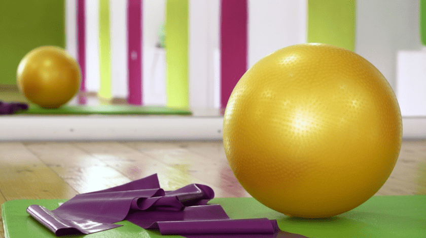 La pelota de estabilidad suele ser utilizada en rutinas de ejercicio para fortalecer los músculos.(Pixabay)