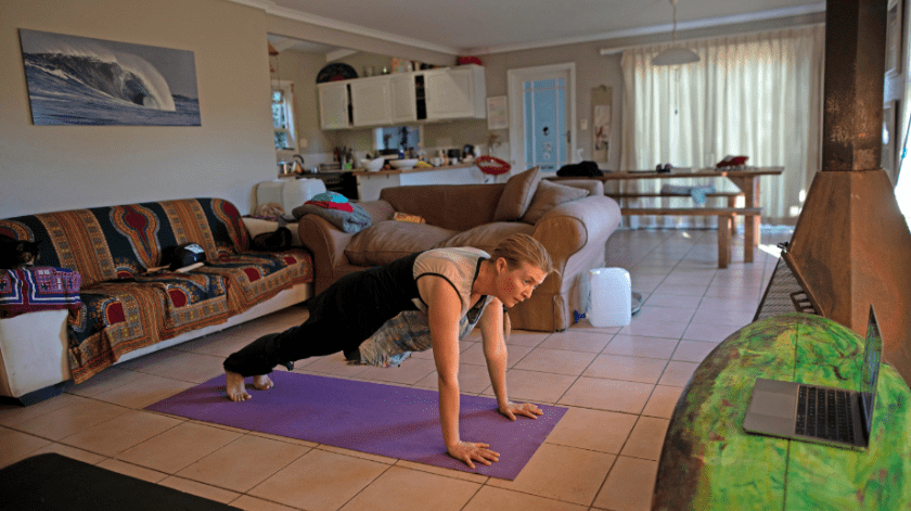 Una mujer realiza ejercicios del Método Pilates en casa.(EFE)