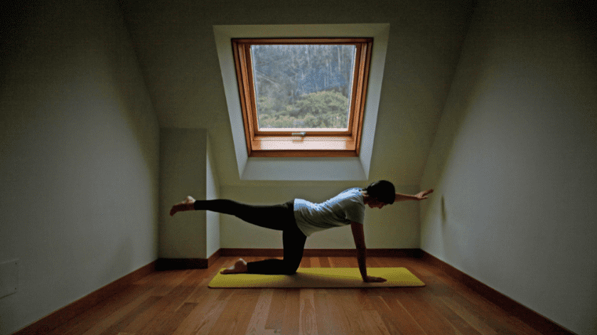 Una mujer se ejercita con ejercicios de pilates en su casa.(EFE/Cabalar)
