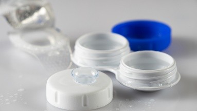 ¿Cómo limpiar correctamente tus lentes de contacto para prevenir infecciones?