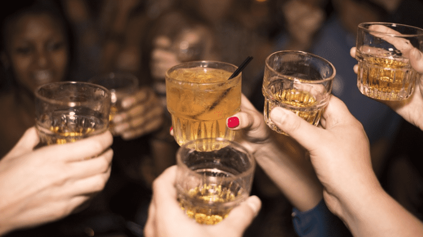 El alcohol adulterado puede traer graves consecuencias a tu salud e incluso se han presentado defunciones tras consumirlo.(Pixabay)
