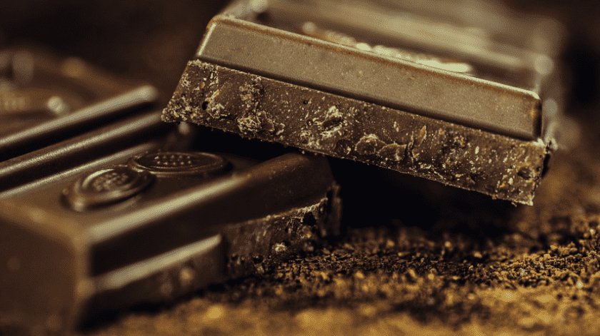 El chocolate amargo contiene diversos activos biológicos con grandes propiedades antioxidantes, anticancerígenas y que fortalecen al corazón.(Pixabay)