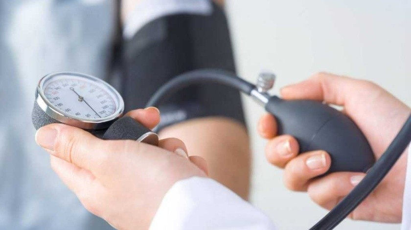 Los médicos recomiendan tomar la presión arterial al menos una vez cada seis meses.(Archivo)