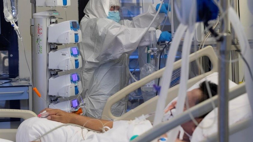Una enfermera de la unidad de cuidados intensivos (UCI) del Hospital Morales Meseguer de Murcia, atiende a un paciente infectado con Covid-19.(EFE/Marcial Guillén/Archivo)