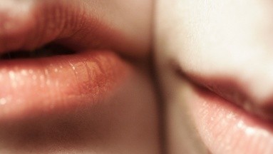 Sigue estos consejos para evitar labios agrietados