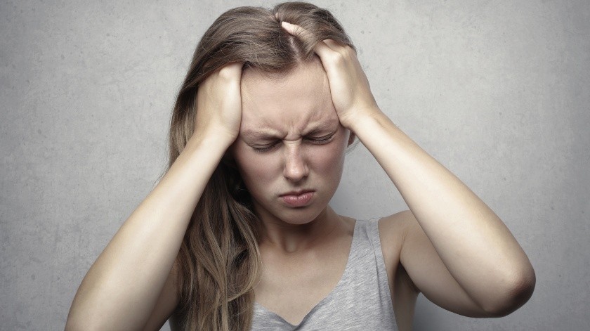 Los dolores de cabeza recurrentes pueden ser un síntoma de meningitis.(Pexels)