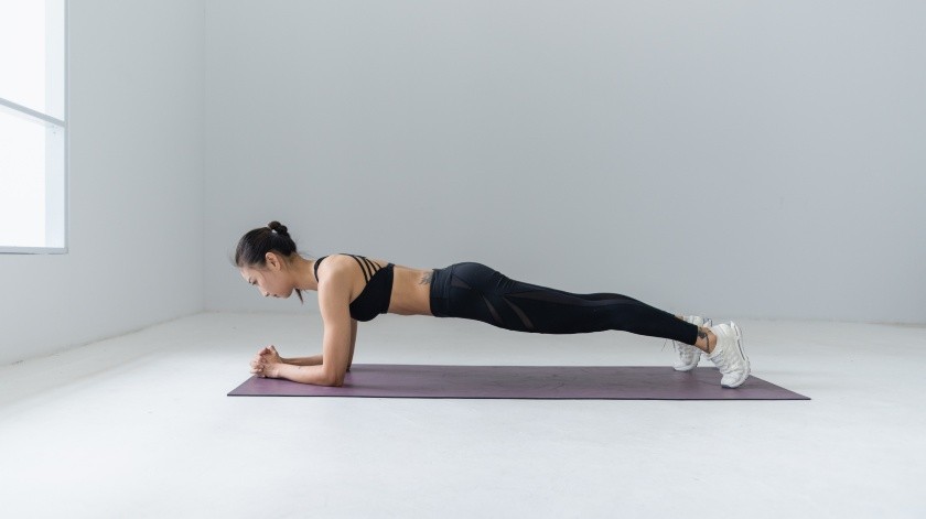 Los planks son ejercicios que ayudan a tonificar todo el cuerpo.(Pexels)