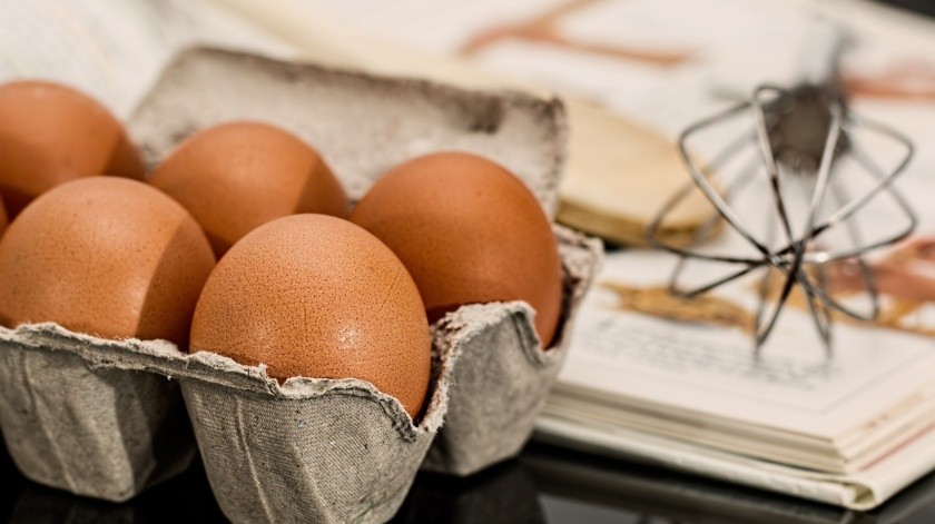Corta los huevos a lo largo y retira las yemas. Reserva la mitad de las yemas en un bol y desecha las otras.(Pixabay.)