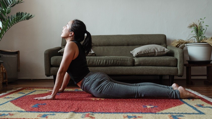 Los estiramientos te ayudarán a mantener tu espalda sana y evitar dolencias musculares.(Ketut Subiyanto en Pexels)