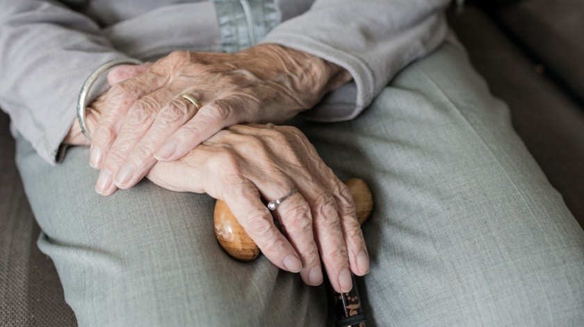 Los adultos mayores pueden sufrir consecuencias luego de alguna caída.(Pixabay)