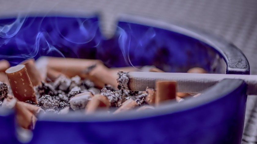 Según expertos, fumar cigarrillos es un factor de riesgo importante para el cáncer de pulmón, pero no está claro cómo afecta al desarrollo de la metástasis cerebral.(Pixabay)