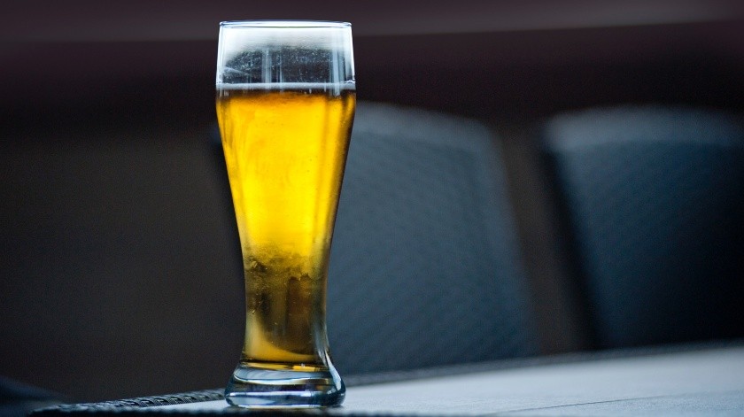 La cerveza contiene nutrientes que pueden ser benéficos para tu salud.(Pexels)