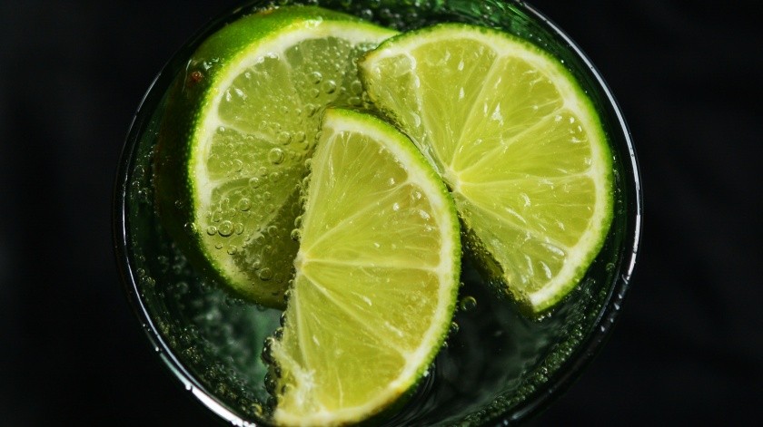 Por ser rico en vitamina C, el limón ayuda a combatir los signos de la edad.(Pexels)