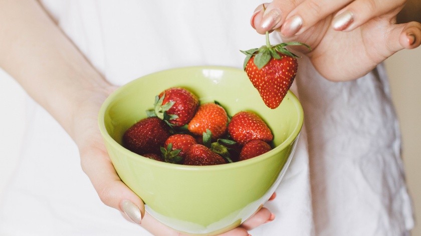 Las propiedades de las fresas pueden beneficiar el aspecto de tu piel.(Pexels)