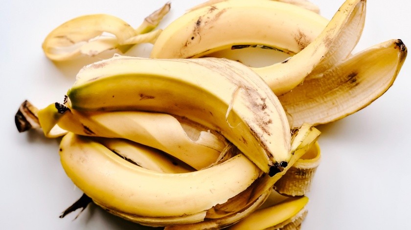La cáscara del plátano tiene beneficios que puedes aprovechar para tu salud y tu hogar.(Julia Kuzenkov en Pexels)