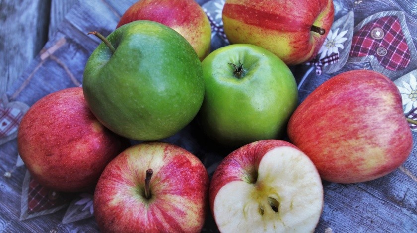 Las semillas de manzana contienen pequeñas cantidades de cianuro.(Pixabay)