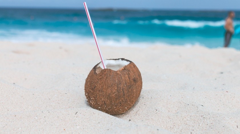 El agua de coco es una opción saludable para hidratarte que puede brindar muchos beneficios.(Pexels)