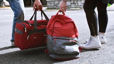 ¿Qué debe contener una mochila de emergencia y un botiquín de primeros auxilios?