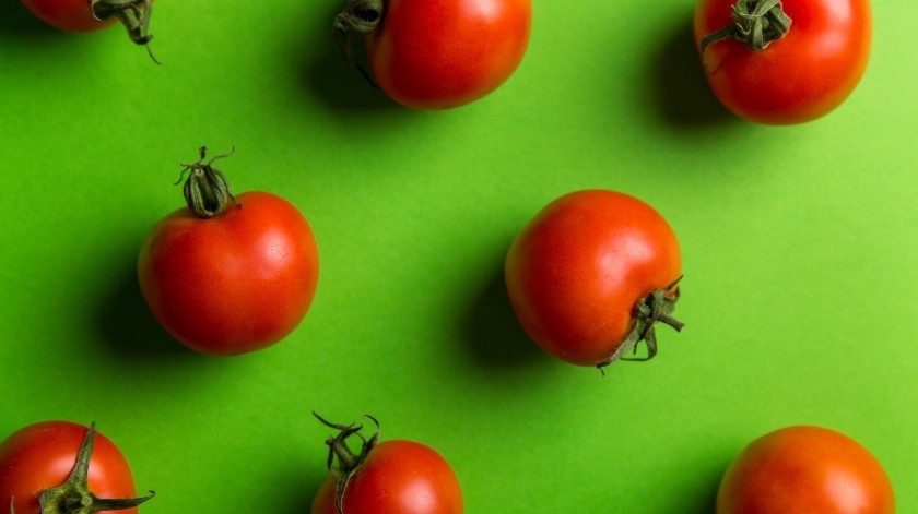 El tomate es un fruto de color rojo que contiene muchas propiedades benéficas para la salud digestiva.(Pexels)