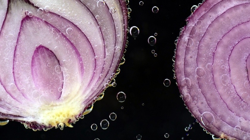 Las cebollas son ricas en vitaminas y minerales que aportan beneficios a tu cuerpo.(Pixabay)