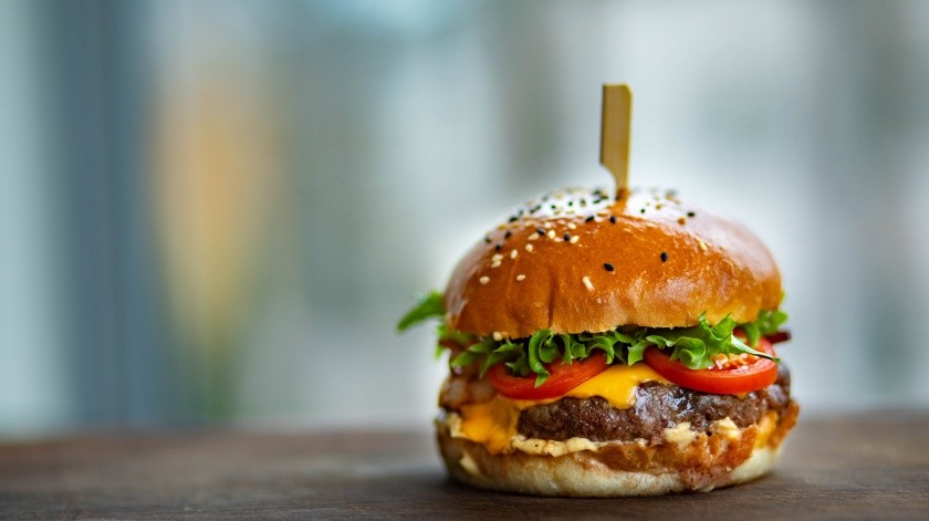 La hamburguesa es un platillo que se encuentra en las ofertas de la comida rápida.(Pexels)
