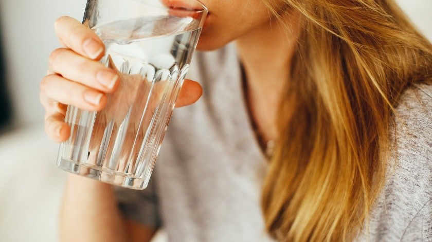Beber agua en ayunas en un hábito que puede brindar beneficios a tu salud.(Daria Shevtsova en Pexels)