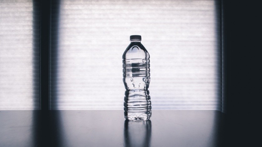 Reutilizar botellas de plástico puede ser peligroso en algunas ocasiones.(Pexels)