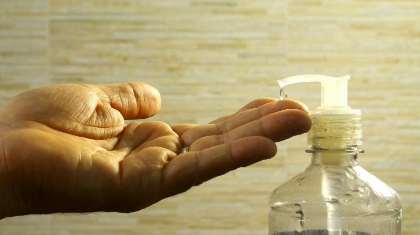 Dicen que aquellas personas que estén expuestas a un desinfectante para manos de este tipo que contengan metanol deben buscar tratamiento de forma inmediata. (Pixabay.)