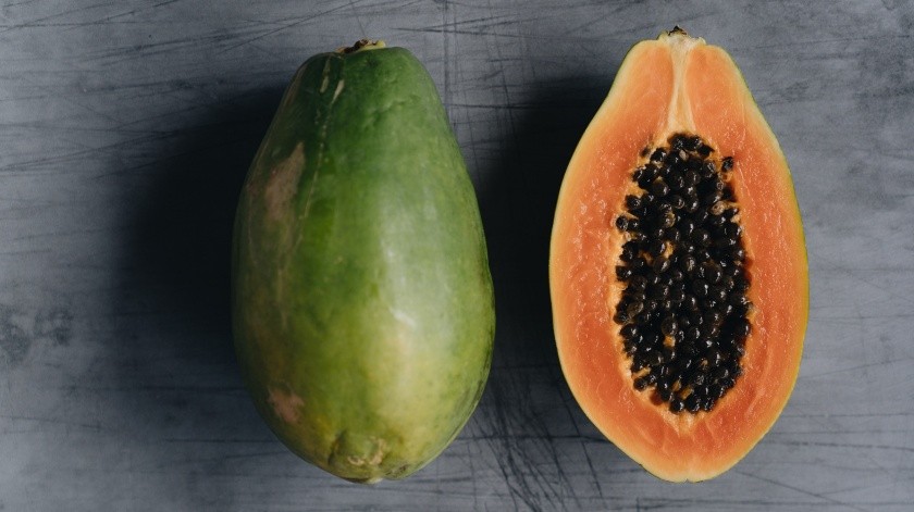 La papaya es una fruta comúnmente utilizada para combatir el estreñimiento, pero también puede mejorar tu salud en otras formas.(Pexels)