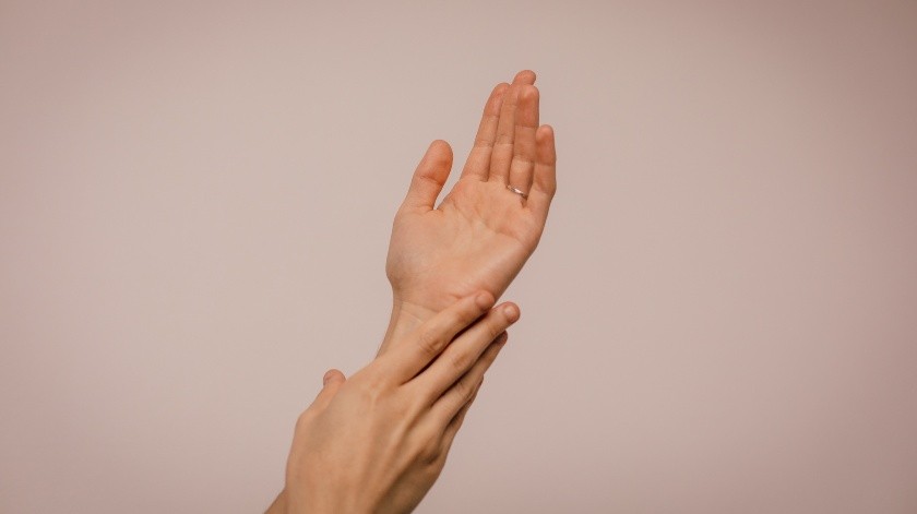 Las manos es un lugar común donde aparecen las verrugas.(Pexels)