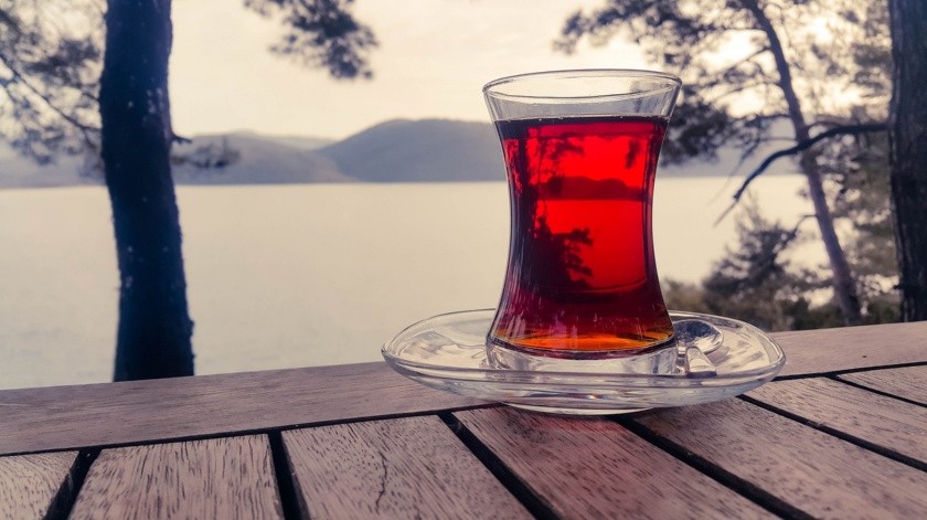 El té rojo es una bebida con múltiples propiedades que puedes disfrutar tanto fría como caliente.(Pixabay)