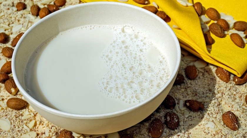 La leche de almendras es una excelente opción para quienes son intolerantes a la lactosa.(Pixabay)