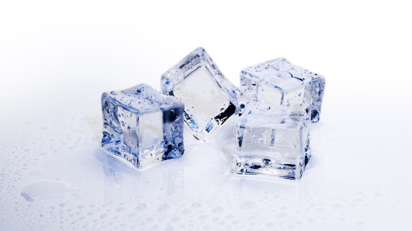 Puedes chupar cubitos de hielo y luego aplicarlos sobre la zona afectada para aliviar el dolor y malestar.(Pixabay)