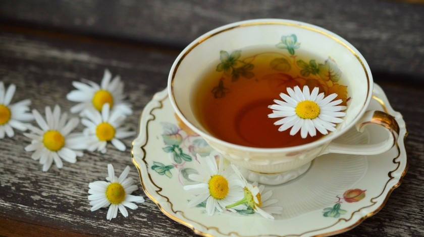 Utilizar una infusión de manzanilla con miel como enjuague ayuda a aliviar el ardor que provocan las aftas.(Pixabay)