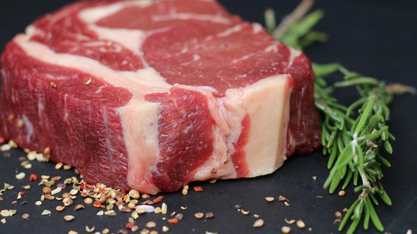 Las carnes rojas también entran en la lista de alimentos prohibidos si tienes gastritis.(Pixabay)