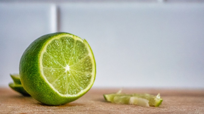 El limón es un fruto que contiene vitaminas y minerales benéficos para la salud.(Pexels)