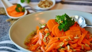 Refrescate con una ensalada de zanahoria tropical