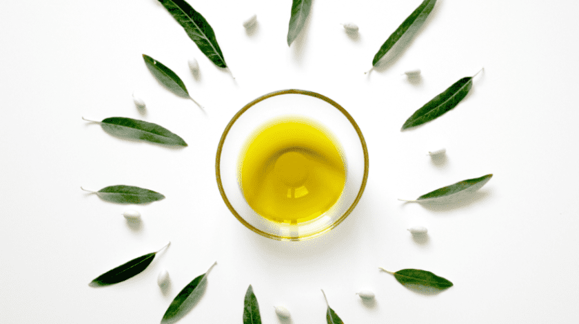 El aceite de oliva forma parte de infinidad de recetas gastronómicas, pero en el futuro también podría prescribirse en las recetas médicas para algunas personas con problemas cardiovasculares.(Foto utilizada para presentar el estudio del EEZ-CSIC) (Imagen de Monfocus en Pixabay).)