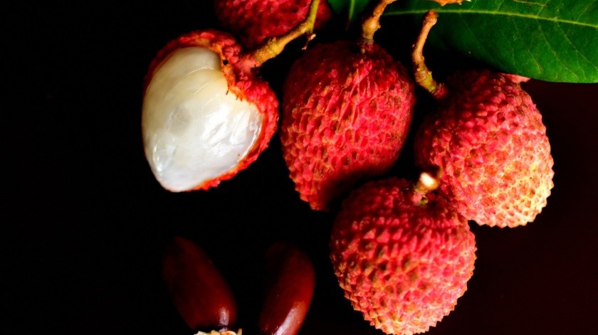 Los lichis o litchis son una fruta exótica de sabor dulce que contiene propiedades antiinflamatorias.(Pixabay)