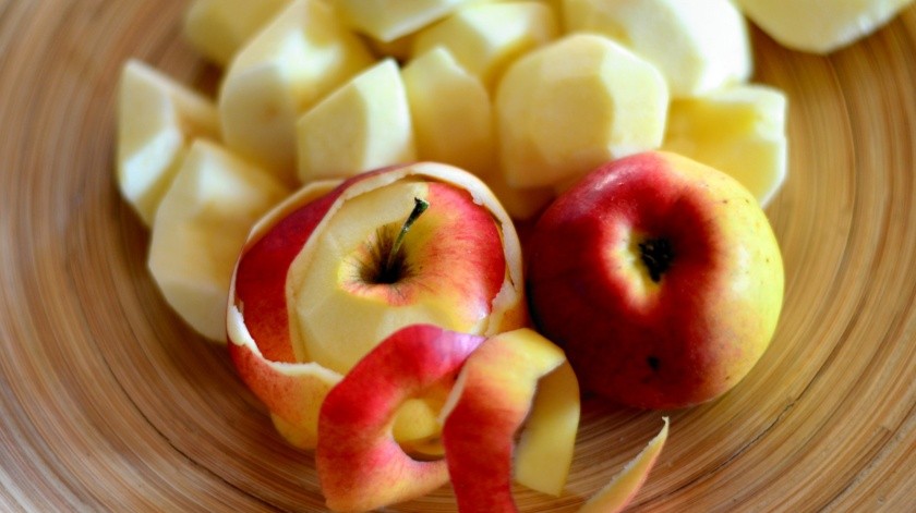 La cáscara de manzana contiene propiedades que pueden propiciar la salud.(Pixabay)