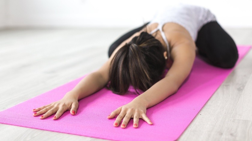 Cuando tienes propio tapete de yoga te aseguras de que éste este limpio, pues solo tú lo utilizas.(Pixabay)